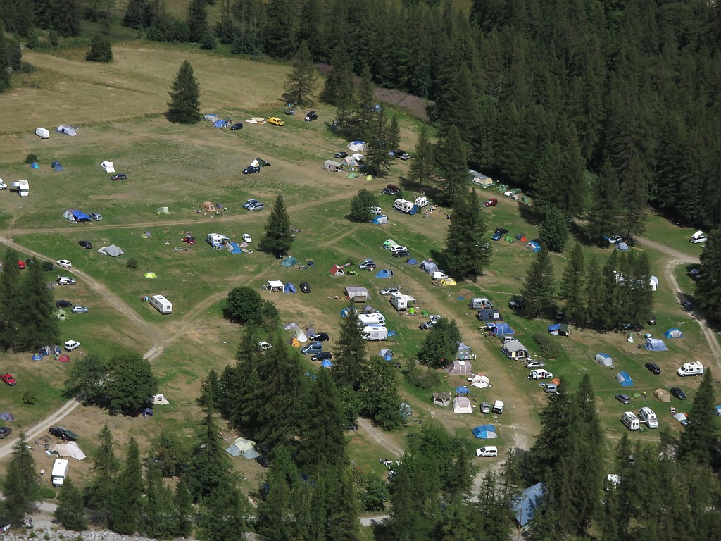 IMG_5595.JPG - Il sottostante campeggio, non particolarmente affollato nonostante la stagione.
