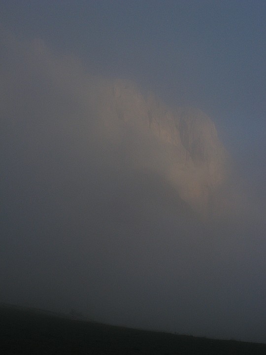 IMG_3279.JPG - Il Sassolungo esce dalle nebbie