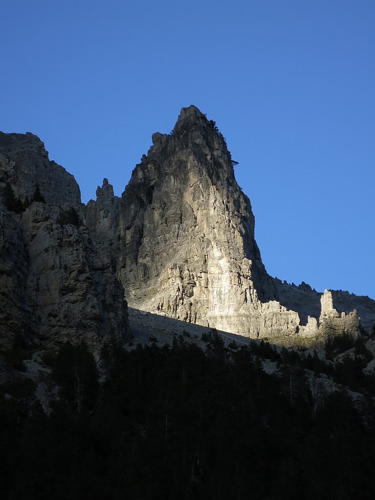 IMG_1914.JPG - La torre vista alla sera dal fondovalle della Valle Stretta