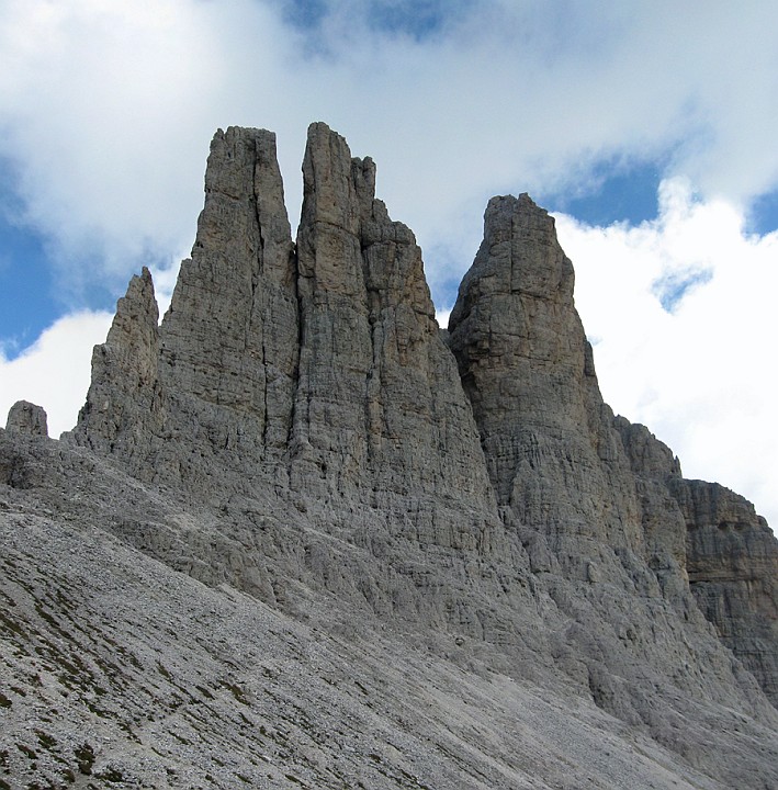 IMG_8728-Panorama.jpg - Grande classico dell'alpinismo facile le Torri del Vaiolet. Arrampicata espostissima su roccia molto appigliata e spettacolare panorama.