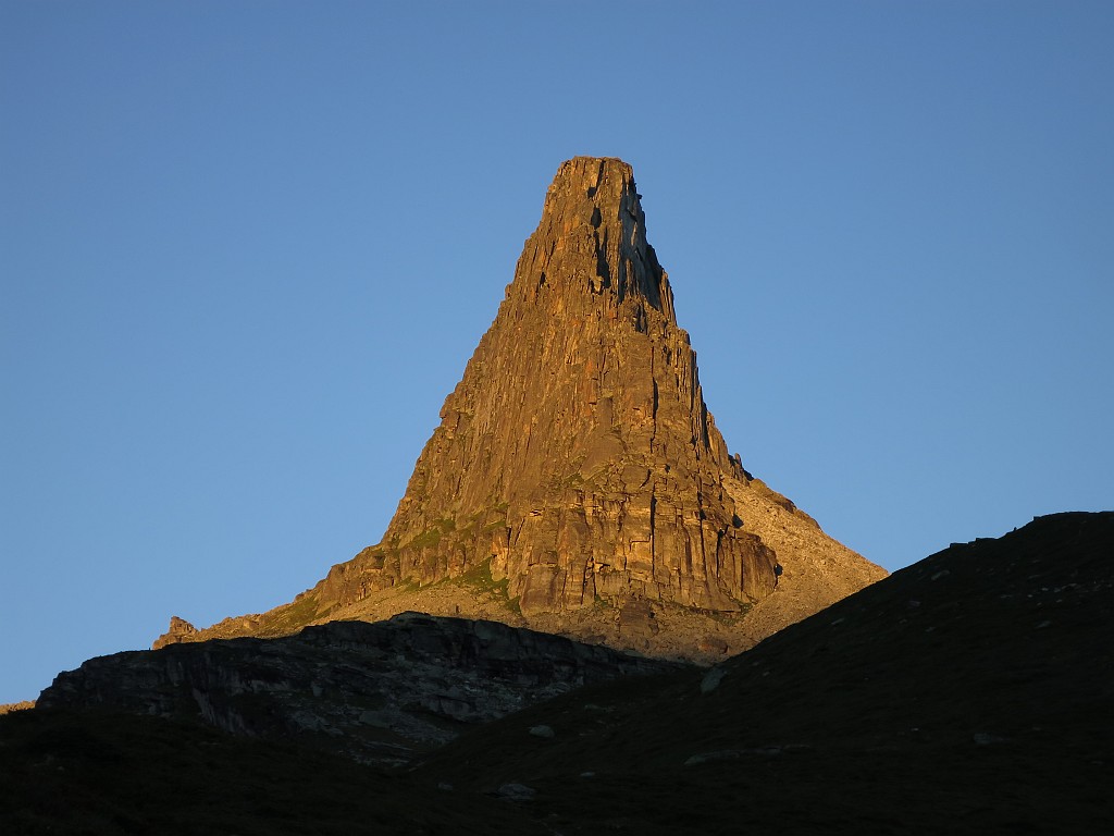 IMG_5486.JPG - La nostra bella montagna poco dopo l'alba lungo il sentiero di avvicinamento.
