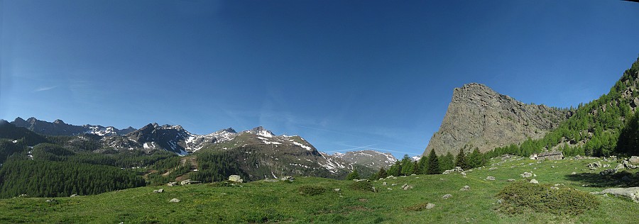 PanoramaBecRaty.jpg - Panorama dai dintorni del Bec du Raty, splendido ambiente alpino di media quota.