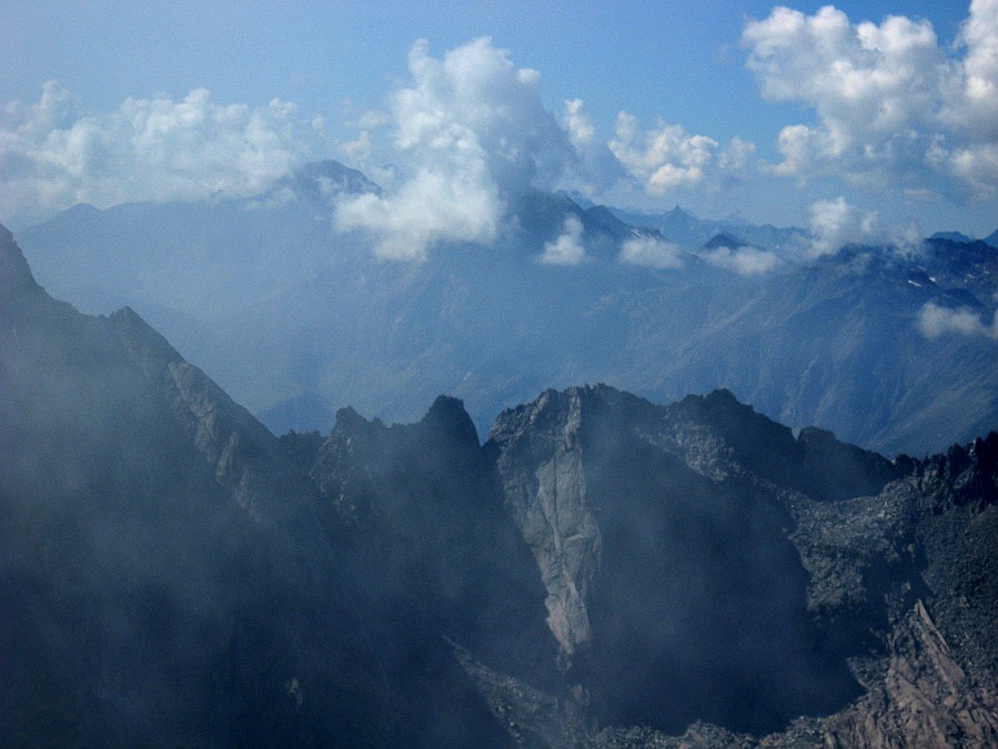 IMG_1757.JPG - Qualche nebbia disturba il magnifico panorama dalla cima