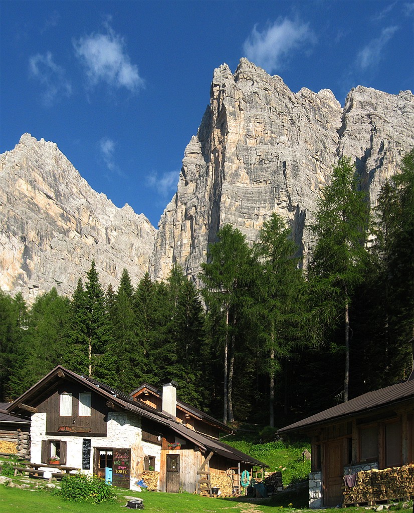 PanoramaRocchetta_Small.jpg - Il rifugio Bosconero e la Rocchetta, uno dei luoghi più incantevoli delle Dolomiti. L'ospitalità della Monica è indimenticabile