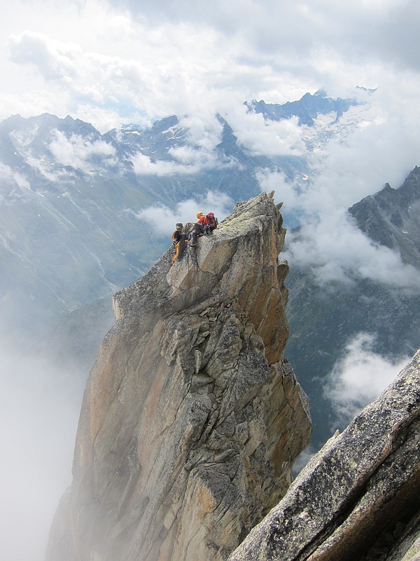 IMG_0445.JPG - Altri alpinisti su un vicino torrione della cresta Sud