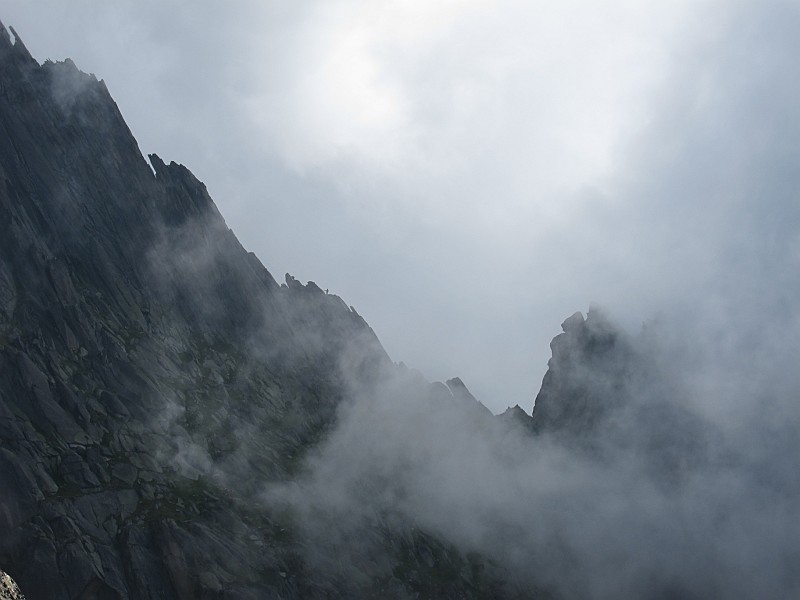 IMG_0480.JPG - I torrioni della cresta con qualche alpinista tra le nebbie