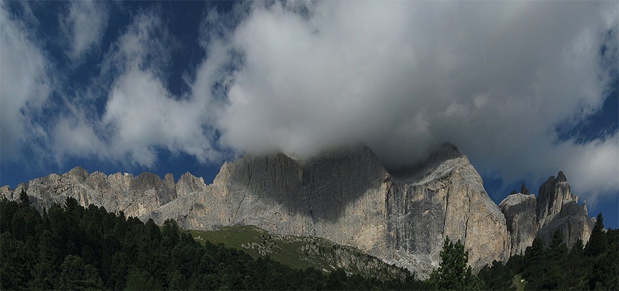 IMG_8693-Panorama.jpg - Panorama sulla Est del Catinaccio, Punta Emma e le Torri del Vaiolet