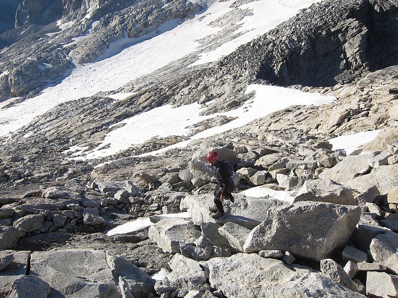 IMG_3144.JPG - Discesa dalla cima. Non abbassarsi troppo ma cercare una fila di ometti che portano ad una evidente e vicina sella.