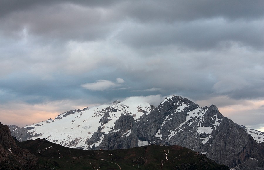 marmolada.jpg - Primo weekend in Dolomiti dell'anno, due bei progetti ma meteo incerto. Ci godiamo la serata a Passo Sella, qui una bella vista veros la Marmolada