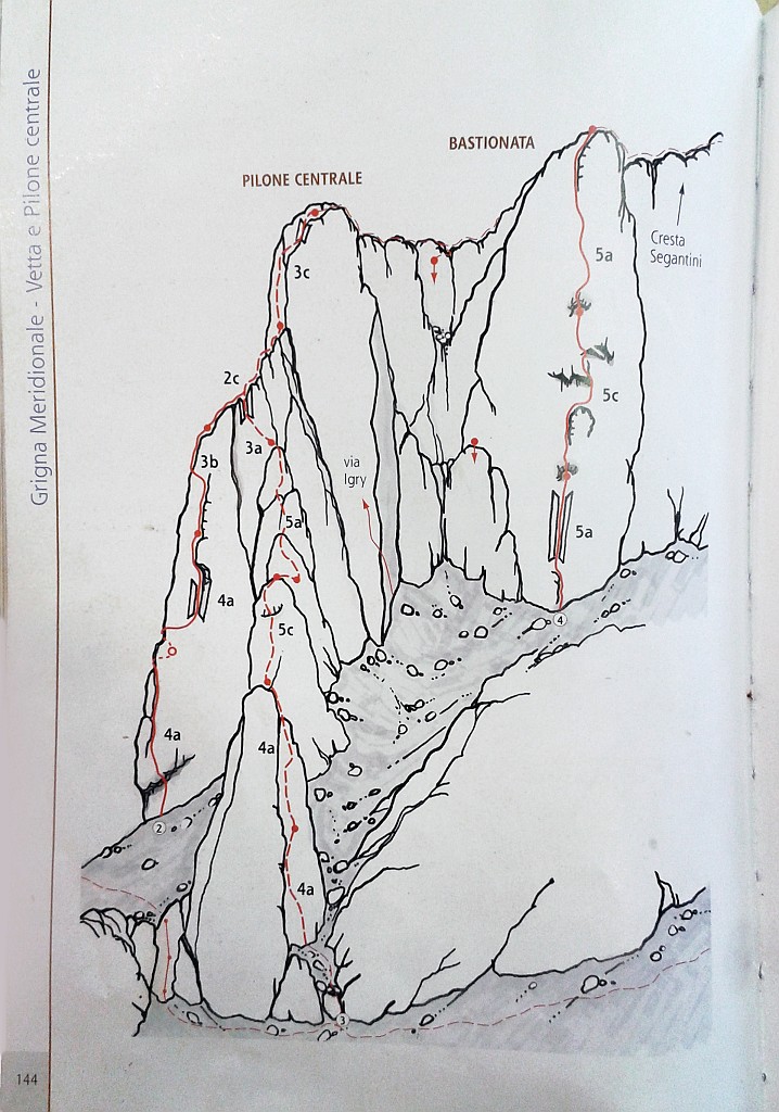 20151108_074737.jpg - Simpatica vietta in bell'ambiente e su roccia buona. Richiodata recentemente a resinati. Descrizione qui http://www.sassbaloss.com/pagine/uscite/pilonecentrale/pilonecentrale.htmPer l'accesso noi abbiamo preferito salire lungo la Cermenati verso la vetta della Grignetta deviando poi a sinistra in alto.  