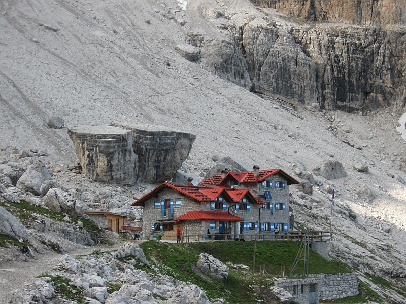 IMG_0320.JPG - Il rifugio Agostini con i minacciosi massi sovrastanti