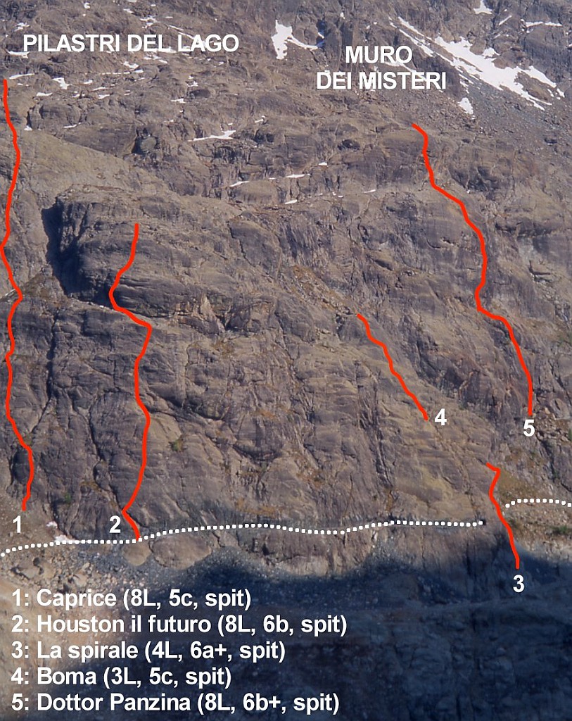 CampoMoro_climbing_PilastriLago_MurodeiMisteri.jpg - Dal Parcheggio superiore di campo Moro portarsi sulla strada che costeggia il lago a destra della diga e percorrerla fino a superare una galleria. Poco dopo la galleria risalire per qualche decina di metri un largo canale fino a incontrare l'attacco della via. 
