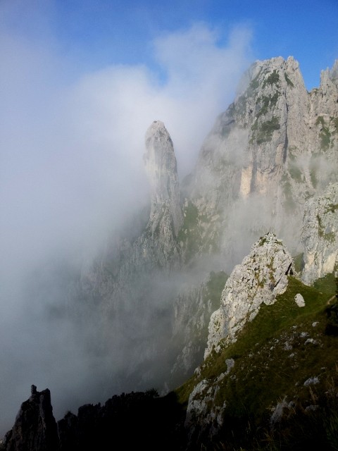 20140914_101921.jpg - Le classiche guglie della grignetta tra le nebbie