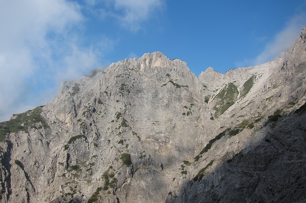 IMG_0281.JPG - Un'occhiata verso la cima della Grignetta