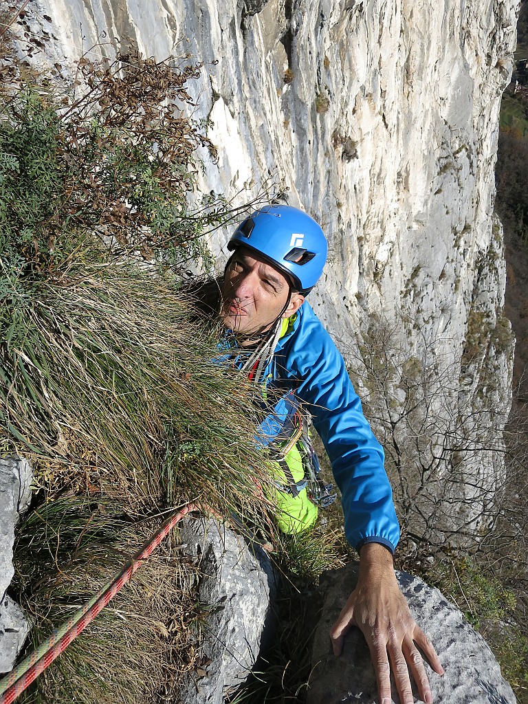 IMG_8052.JPG - Uscendo tra le erbe
