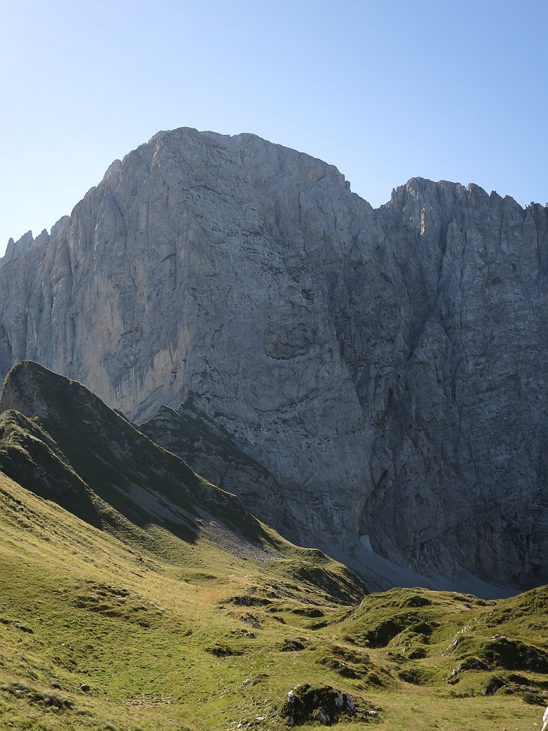 IMG_5843.JPG - L'evidente spigolo tra la parete Nord a sinistra e la Ovest a destra. Lo spigolo è percorso dalla classica del 1930 aperta da Bramani, Castiglioni, Gilberti. Difficoltà fino al VI ben protetto e azzerabile nel 4 e 5° tiro. Primi due tiri discretamente chiodati ma su roccia un po' friabile. Una via adatta ad alpinisti classici.