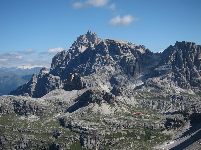 IMG_3023.JPG - Un'occhiata al panorama e al piccolo rifugio Locatelli