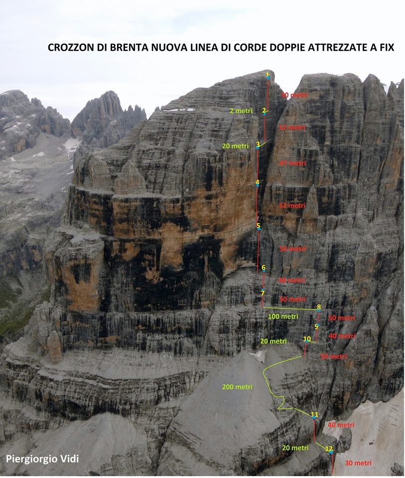 Doppie.jpg - Le nuove doppie sulla parete ovest. Attenzione: la discesa in doppia è tutt'altro che semplice, alcune calate sono difficili da trovare. Il tracciato delle doppie segue in gran parte una linea di scolo dell'acqua di fusione. Durante la discesa si è messo a piovere e siamo stati investiti da una cascata ...