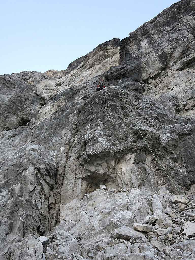 IMG_0985.JPG - L'attacco della via. Ben visibile la recentissima frana. Niente paura si tratta solo dei primissimi metri del primo tiro, poi la roccia si mantiene ottima su tutta la via.