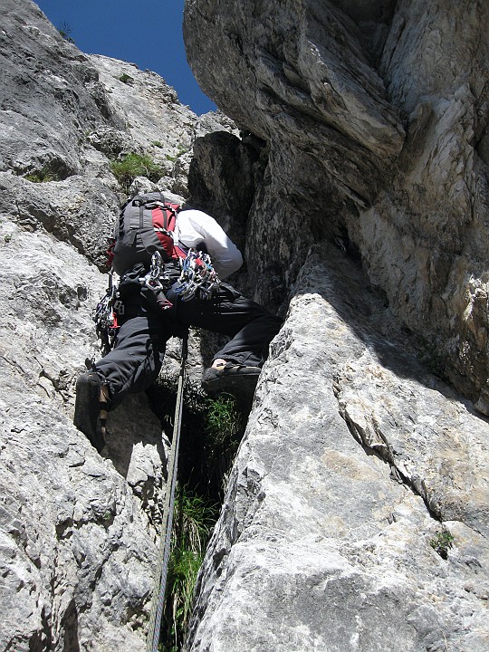 IMG_2307.JPG - La via è quasi tutta in diedri e camini