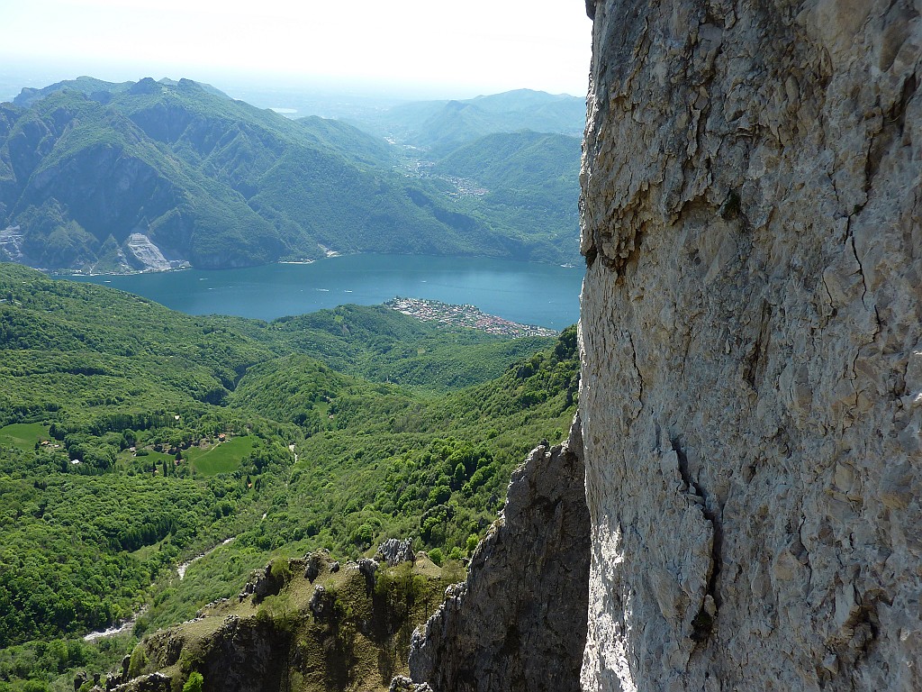 P1060039.JPG - Bel panorama ma roccia un po' scagliosa