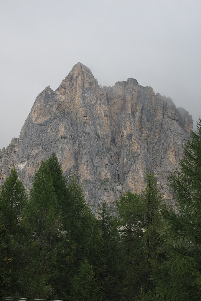 IMG_0190.JPG - La via sale più o meno verso il centro della parete raggiungendo la fessura sommitale ben visibile anche dalla strada. L'esposizione a Sud la rende ottima per le giornate fresche. Asciuga molto in fretta, pur avendo piovuto parecchio nella notte il bagnato non ci ha dato fastidio.