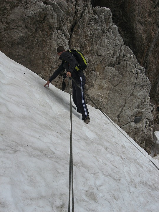 IMG_2753.JPG - e non è finita ... i cavi della ferrata che riportano al rifugio Fronza sono sotto la neve in questo canale. Poco male, si butta una doppia !