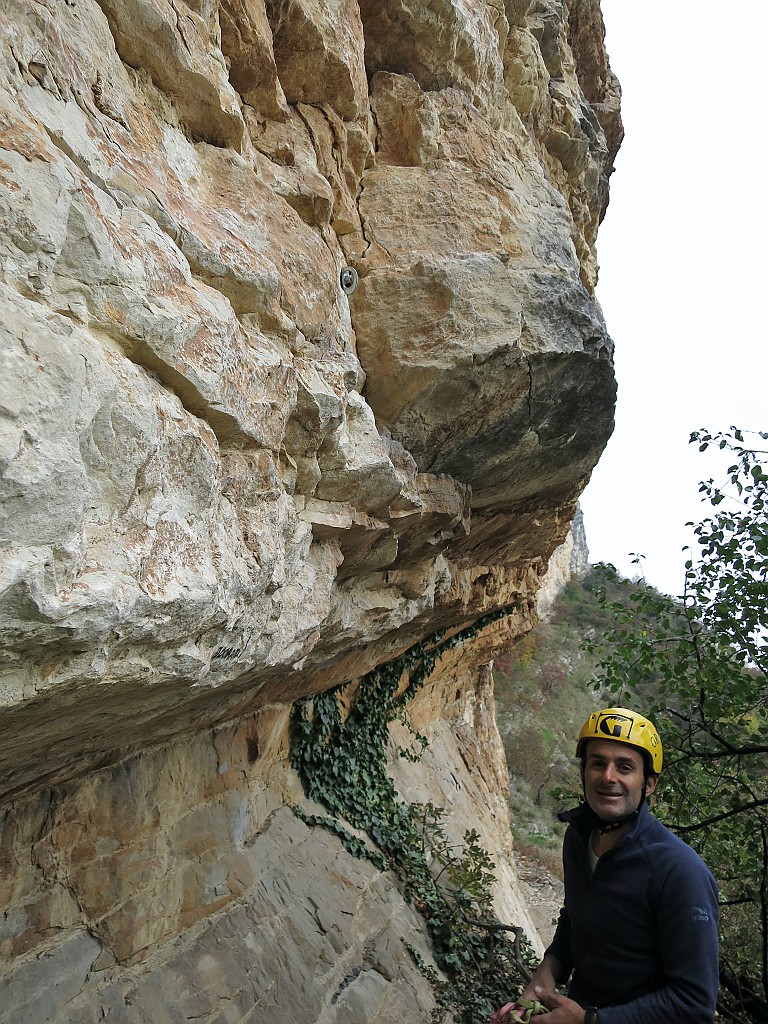 IMG_2230.JPG - Beppe. La via attacca con un passo di boulder, più impressionante che difficile.