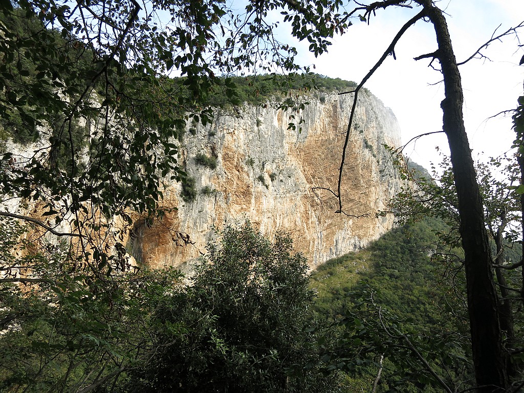 IMG_5973.JPG - Fuga dal maltempo che martella il lecchese e piacevole vietta a Castelpresina. Saliamo la facile 'Evitando el frio' . Difficoltà sul 6a , chiodatura ravvicinata.Relazione qui http://www.trafoconsult.com/climbing/evitandoelfrio2014/relazione.pdf