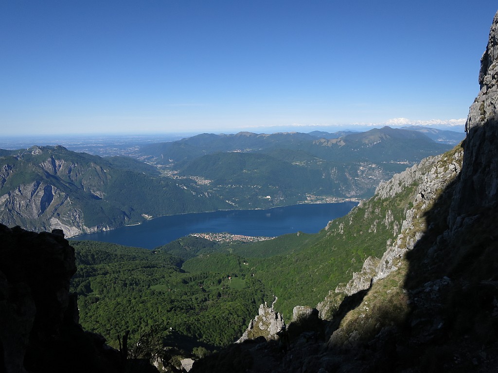 IMG_7143.JPG - Finalmente una gran bella giornata ! La via di oggi è la fessura Gasparotto alla Piramide Casati . Relazione qui http://www.scuolaguidodellatorre.it/relazioni/getRelazione.php?id=Grigna-Casati-viaFessuraGasparottoTenere presente che la parete è fredda e rimane umida dopo piogge. Il tiro in camino è alquanto ostico e faticoso