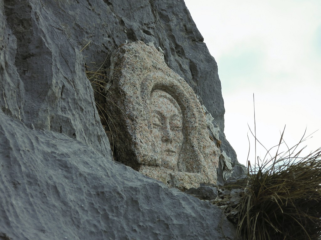 IMG_2155.JPG - In avvicinamento lungo la ferrata, una nuova Madonnina