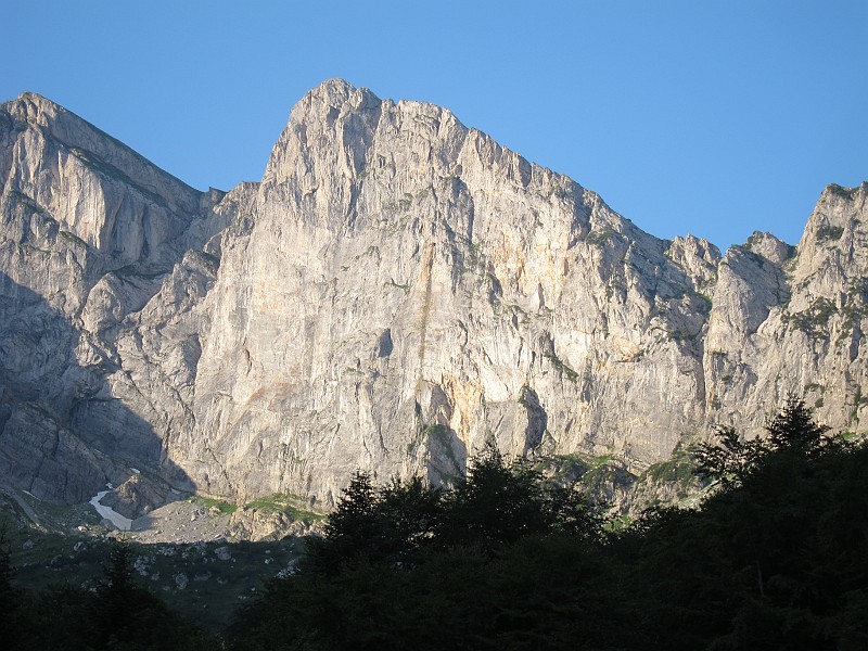 IMG_2776.JPG - La parete vista da lontano è molto bella. In realtà qiando si comincia a toccare la roccia ci si rende conto della sua estrema friabilità e di conseguenza della pericolosità della via. La Gogna - Armando è una via che si ricorda non certo per la bellezza dell'arrampicata ma per l'impegno che occorre per uscirne. Tutti gli 11 tiri sono difficili, tutto quello che si tira roccia, chiodi, erba o zolle deve essere 'saggiato' pena brutte sorprese ! Occorre muoversi delicatamente e con molta calma. Noi abbiamo fatto un bivacco su un terrazzino a tre tiri dalla fine, cosa abbastanza inusuale su una via di 11 tiri. Resta la classica via 'da consigliare ai nemici' ! Scherzi a parte se guardate su Gulliver.it i commenti dei pochi ripetitori mettono in luce la pericolosità e la 'durezza' della via: è tutto vero. Salita con Saverio che si è dimostrato ottimo esperto del marcio e del friabile, prima arrampicata insieme. La descrizione pubblicata su Gulliver è abbastanza precisa. Una nota sull'avvicinamento: non conviene andare al rifugio Garelli ma salire direttamente dal fondovalle seguendo prima la carrazzabile per il rifugio Garelli, poi le indicazioni per Gias Sottano e da qui quelle per il Passo del Duca. L'attacco della via è a destra dell'ancorpo, cordino rosso sbiadito e chiodo.