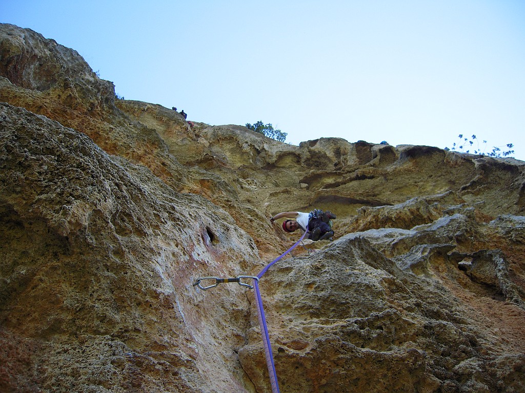 DSCN5253.JPG - Tiro incredibile, strapiombante ma su roccia fantastica e appigliatissima. Lo strapiombo più facile e divertente mai salito !