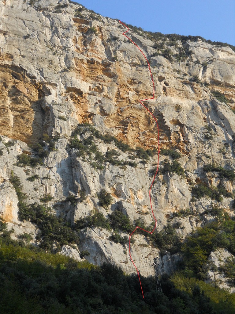 Relazione.jpg - Foto della parete con il tracciato qui http://www.cuneoclimbing.it/forum/topic/2076-relazione-finale-ligure-bric-pianarella-via-grimonett/   Ben visibile il gran bel tiro strapiombante nell'erosiaone rossastra.