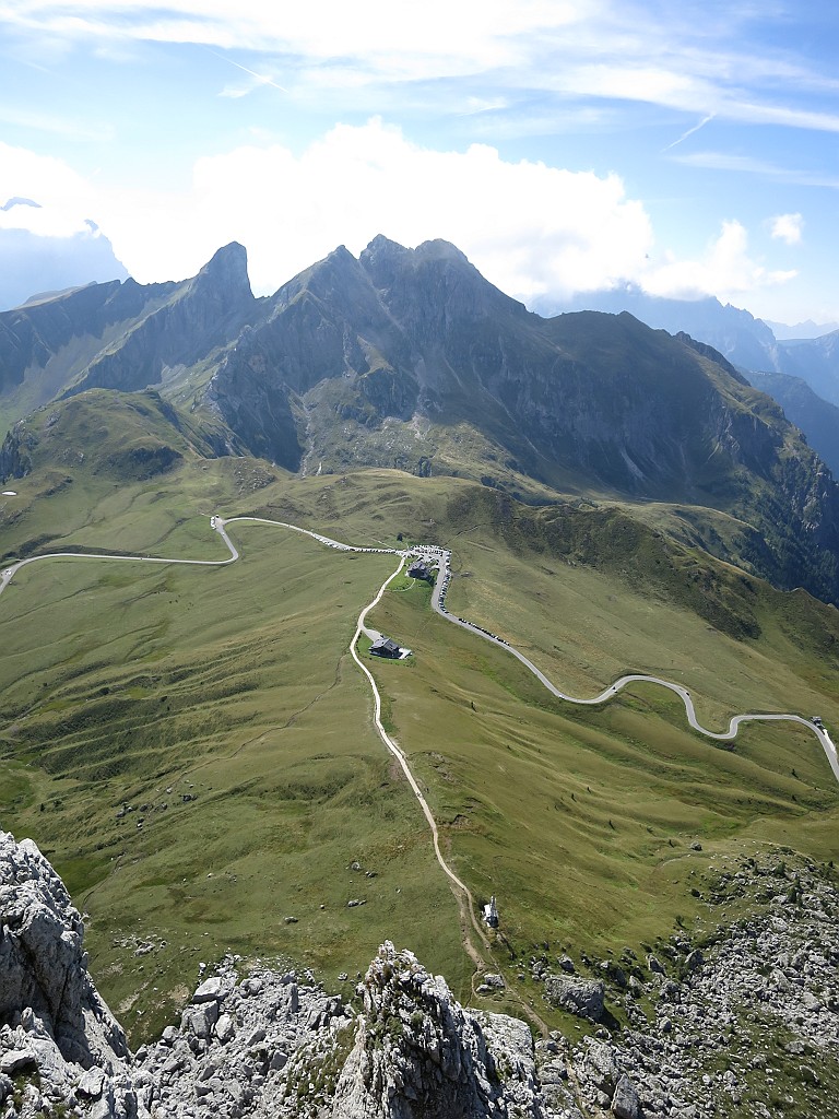 IMG_1768.JPG - Il passo Giau brulica di auto e turisti