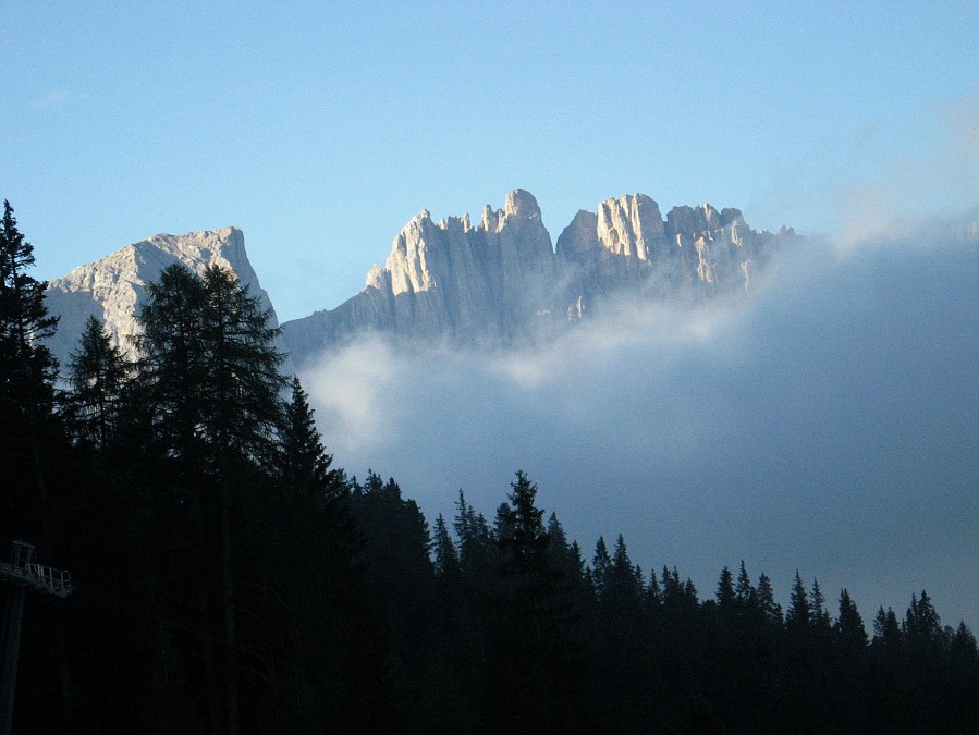IMG_0001.JPG - Saliamo con la seggiovia dalla strada passo di Costalunga - passo Nigra verso il rifugio Fronza alle Coronelle. Sullo sfondo il Latemar.