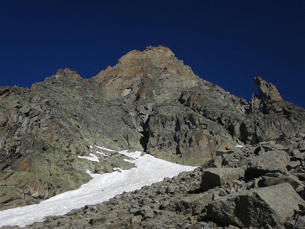 IMG_8757.JPG - Giusto un pochino di neve gelata, a inzio stgagione utili i ramponcini