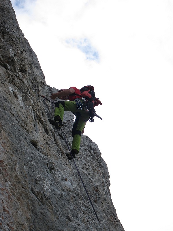 IMG_1669.JPG - Sul secondo tiro. A dispetto della relazione i tiri più impegnativi ci sono sembrati i primi due. Più avanti si trovano si passi impegnativi ma per lo più isolati. La spittatura ravvicinata consente di azzerare i passaggi più duri.