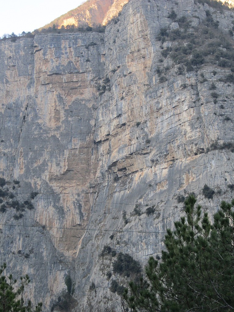 IMG_0033.JPG - Scendendo verso Sarche, bella vista sul diedro Maestri