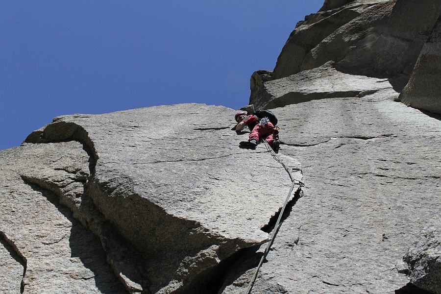 _MG_0682.JPG - Abbiamo trovato il Nautilus più duro dei gradi 'ufficiali', probabilmente è anche il fatto di non essere abituati ad arrampicare in fessura. Io sul tiro iniziale