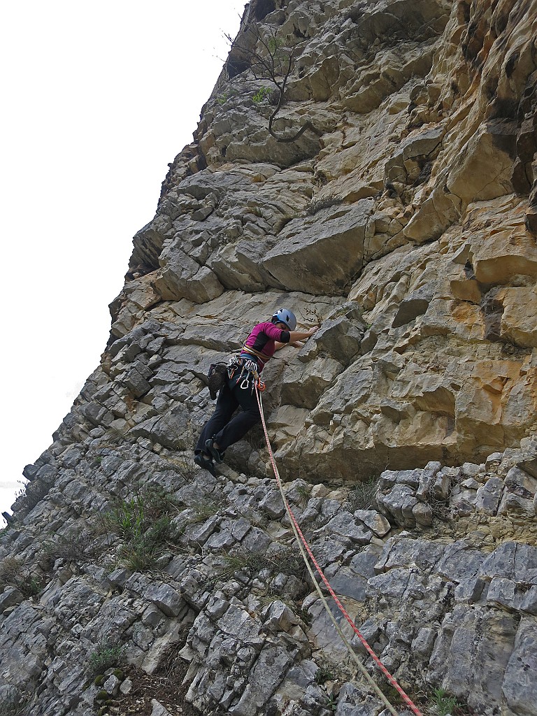 IMG_0281.JPG - Prima tiro su roccia un po' polverosa, poi si arrampica su roccia color rossastro, non sempre solidissima.   Fare attenzione alle relazioni, è stato recentemente aggiunto un tiro in basso (prima si partiva da una cengia) per cui nelle relazioni 'vecchie' i tiri sono sfasati.