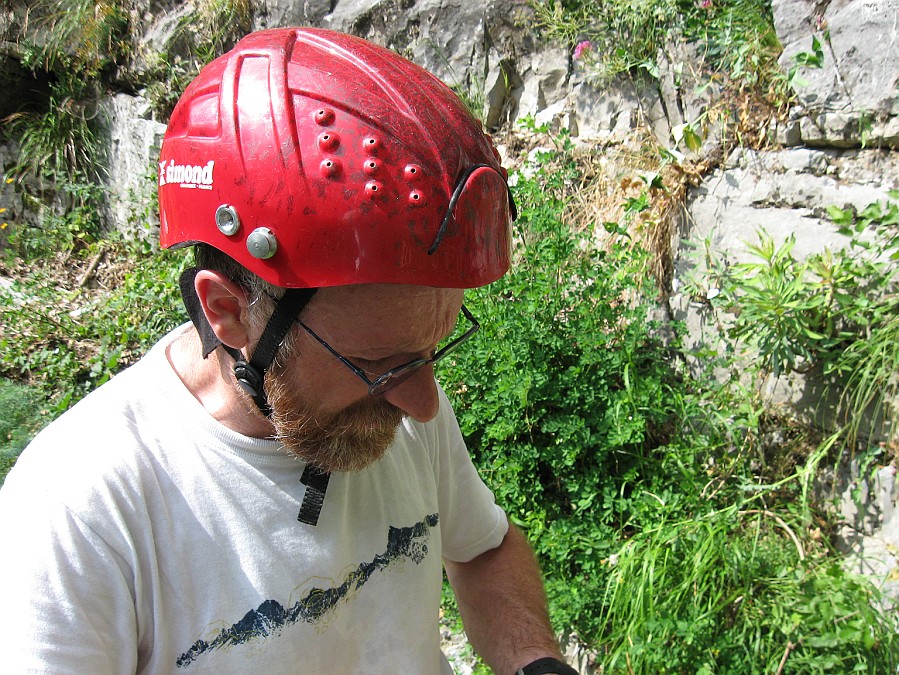 IMG_0972.JPG - Io alla partenza. Abbiamo scelto questa via come 'ripiego' essendo tutto l'arco alpino sotto il maltempo. In realtà abbiamo trovato una roccia stupenda e una via molto meritevole ! Complimenti agli apritori !