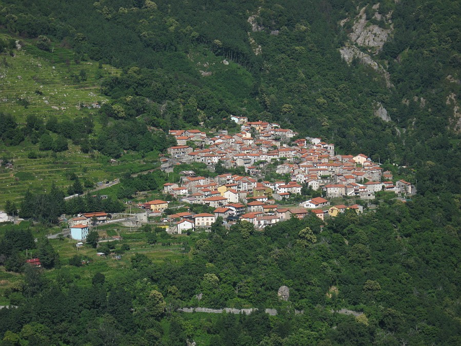 IMG_1028.JPG - Il paesino di Vinca