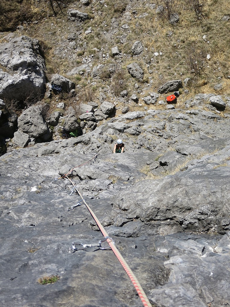 IMG_0198.JPG - Ottima stagione per arrampicare alla bastionata Sud del Resegone. La temperatura ottimale ci ha permesso di arrampicare in maglietta e la parete è perfettamente asciutta. Si trova una relazione di nuovi orizzonti qui http://www.sassbaloss.com/pagine/uscite/resegone8/resegone8.htmAggiungo solo che l'attacco è ora indicato da una piccola placchetta inox. Nuovi orizzonti è ben spittata mentre la Bonatti pur avendo le soste spittate è in gran parte protetta a chiodi, alcuni dei quali piuttosto malconci.