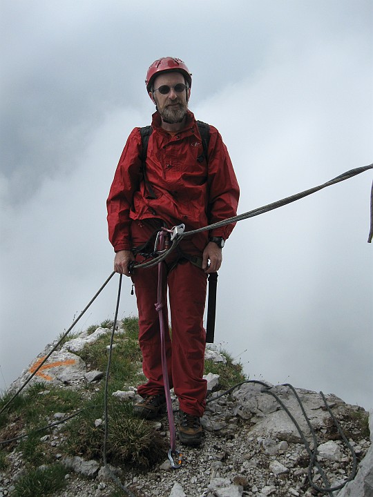 IMG_2293.JPG - Dalla cima dello spigolo parte una bella sequenza di doppie recentemente attrezzate in inox e segnalate da bolli rossi. Seguire i bolli, il percorso delle doppie non coincide esattamente con la linea di salita !