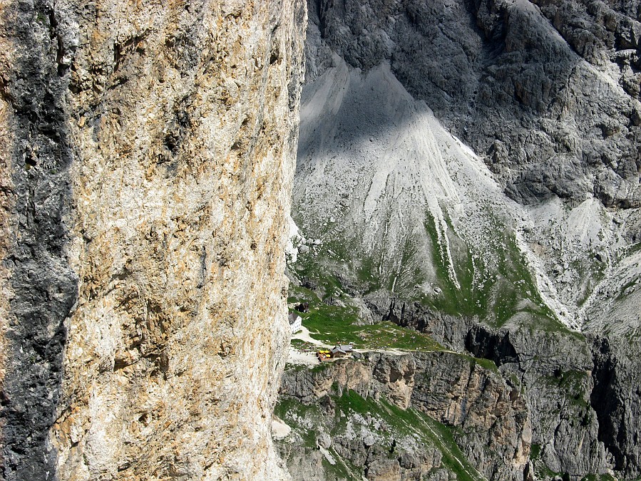 IMG_3027.JPG - Il rifugio Vaiolet è già bel lontano