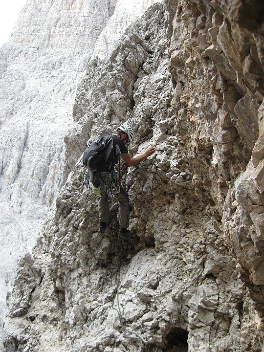 IMG_8807.JPG - Per la discesa salire sino in cima seguendo gli ometti e poi continuare a seguire gli ometti fino in prossimità del canale che dà verso il sentiero che sale al Re Albero. Quando gli ometti finiscono scendere 4 o 5 m verso il canale ( passaggio molto esposto, lasciato cordone arancio ) e spostarsi a destra faccia a monte. Qui si trova un anello per doppia cementato. Una doppia da 25 m porta sul canale sottostante da cui si raggiunge facilmente il sentiero per il rifugio Re Alberto-