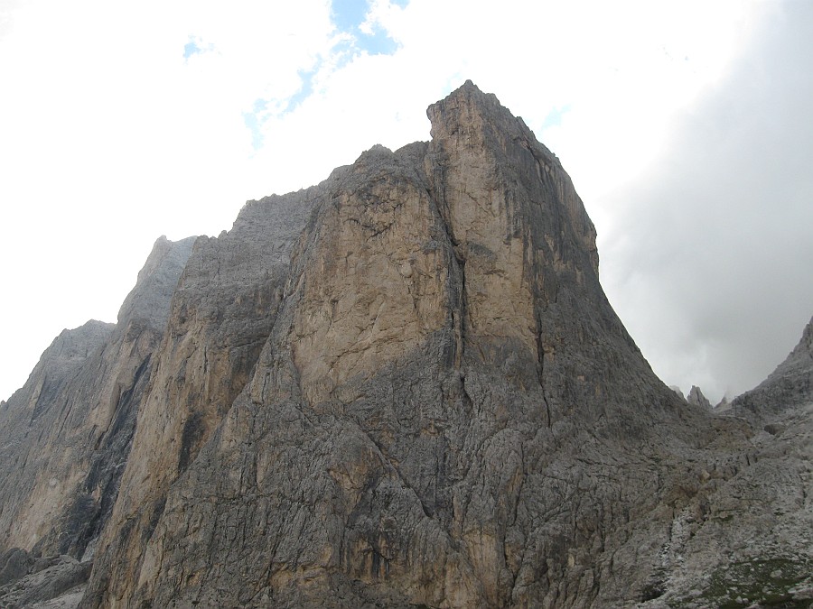 IMG_8810.JPG - La parete della punta Emma. L'attacco della Steger è poco a destra del centro della foto in una rampa camino inclinata da destra a sinistra. La via si è rivelata leggermente più dura della descrizione. La chiodatura non è così abbondante e nella parte centrale il percorso non è evidentissimo. Roccia buona