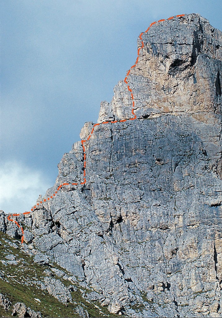 SchizzoStegerTorreSella.jpg - Tracciato preso da https://www.sentres.com/it/vie-di-arrampicata/i-torre-del-sella-spigolo-steger-ovestSullo stesso sito schizzo preciso