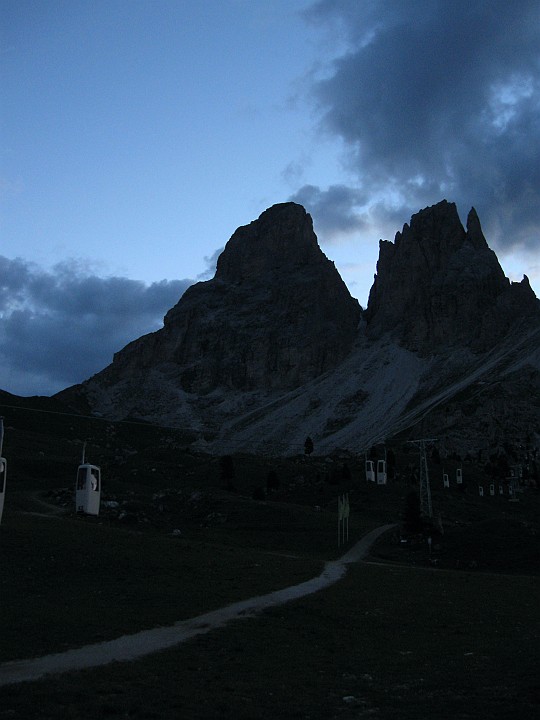 IMG_1014.JPG - Si preannuncia una notte stellata, il tempo di stendere i sacchi a pelo e sprofondiamo nel sonno.
